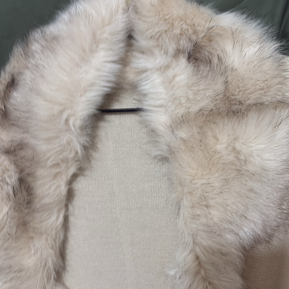 This & That fur trimmed cape - Picture 2 of 10